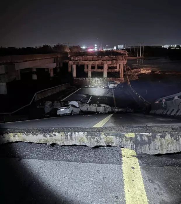 沙特西南部吉赞一座公路桥梁受暴雨影响坍塌