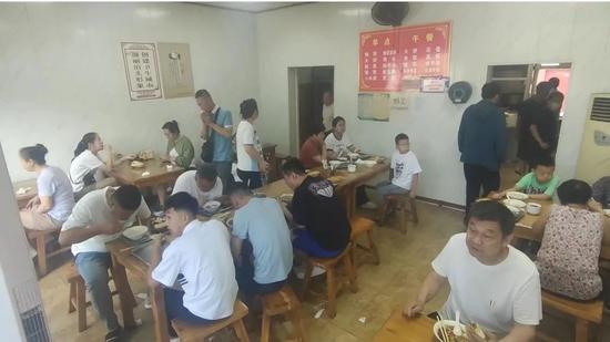 小早餐店坐满了食客。国是直通车 赵斌 摄