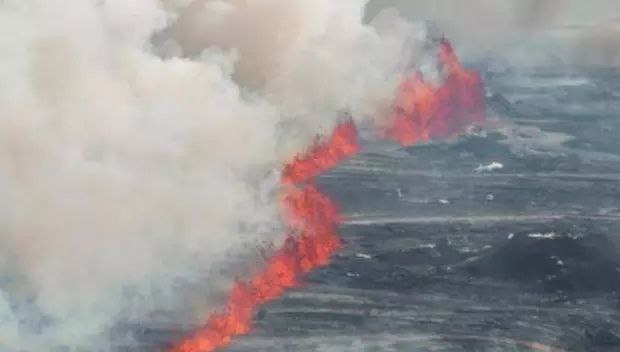 冰岛火山喷发威力巨大