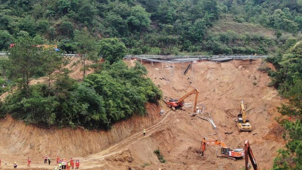 广东梅大高速茶阳路段塌方灾害首位伤员出院 系15岁男生