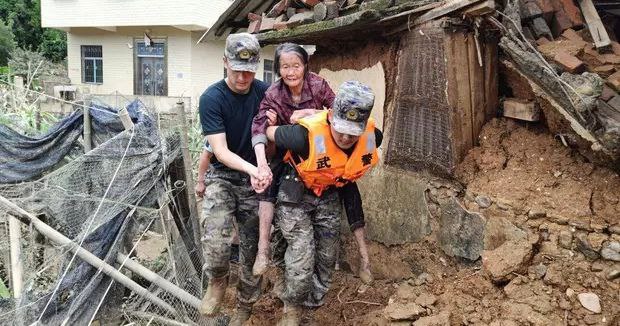 强降雨致福建多地出现灾情险情 子弟兵紧急出动展开抢险救援