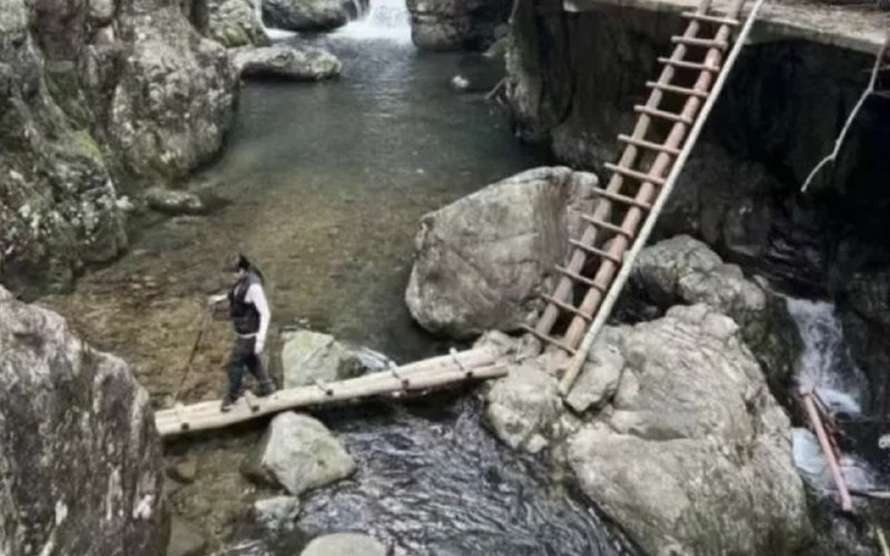 两名驴友在横渡峡谷溪流时意外落水失联