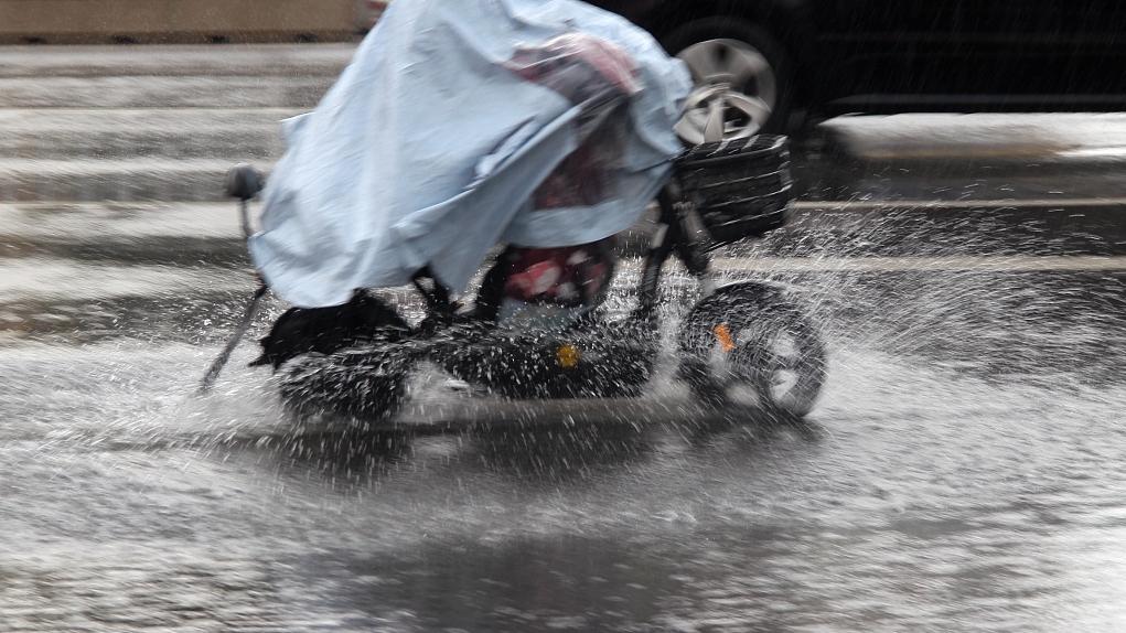 南方地区雨势逐渐减弱 广东福建及海南岛等地仍有大到暴雨