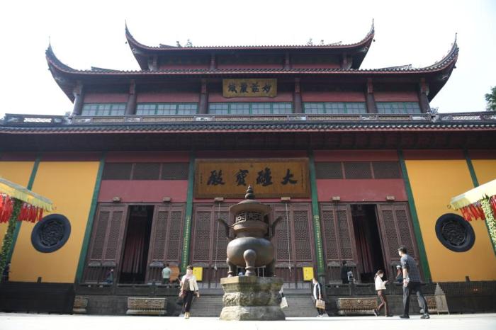 杭州灵隐寺古树枝砸伤游客 已加强安全隐患排查