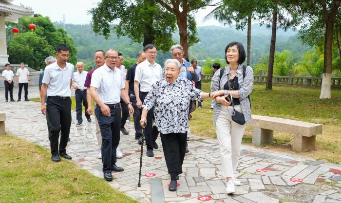 阔别10年 胡文虎女儿胡仙再返乡探亲谒祖