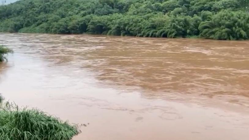 重庆18个区县出现暴雨 8条河流一度超警