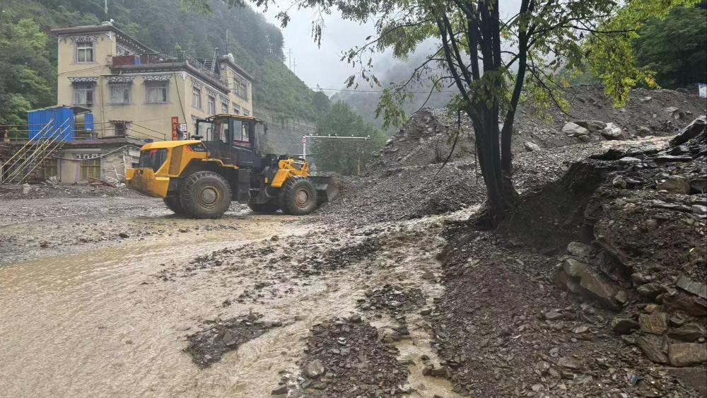 降雨引发泥石流 造成国道G318线四川雅江段断道