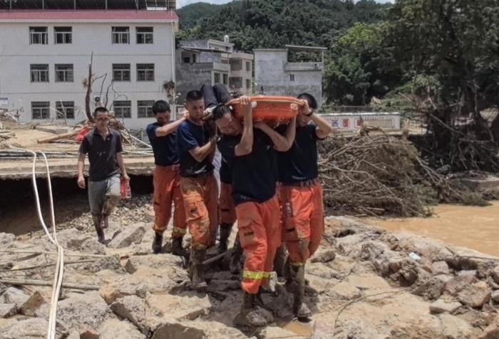 闽西暴雨灾区救援进行时：一场与时间赛跑的生命接力