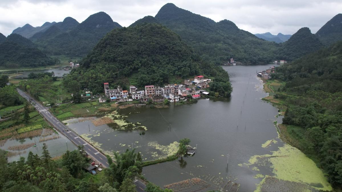 广西忻城一村庄因排水堵塞内涝，当地计划挖隧洞排水