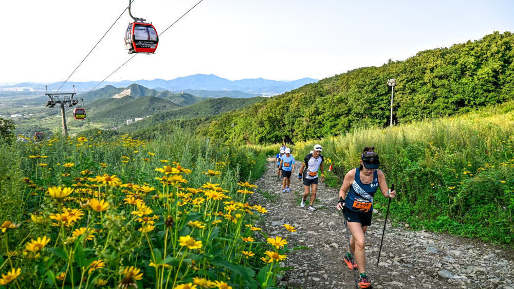 ↑8月24日，越野跑爱好者在吉林市万科松花湖度假区越野跑。新华社记者 颜麟蕴 摄