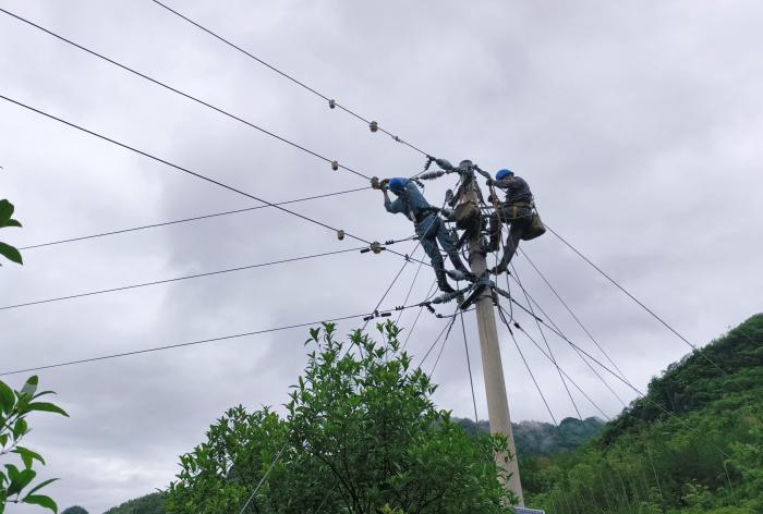 广西遭遇强降雨 电力通信部门全力抢修因灾停电设施