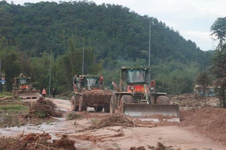 广东多地出现洪涝灾情 部队官兵全力进行抢险救援