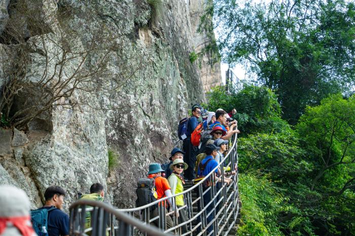 近百位韩国登山爱好者行游乐清雁荡山 感知自然人文美