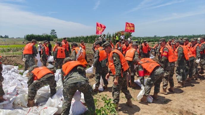 湖南岳阳华容县钱团间堤堤坝突发管涌险情 子弟兵紧急驰援