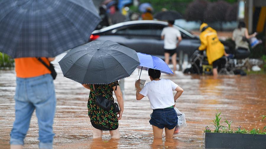 今年首个暴雨红色预警发布 如何安全有效防范？