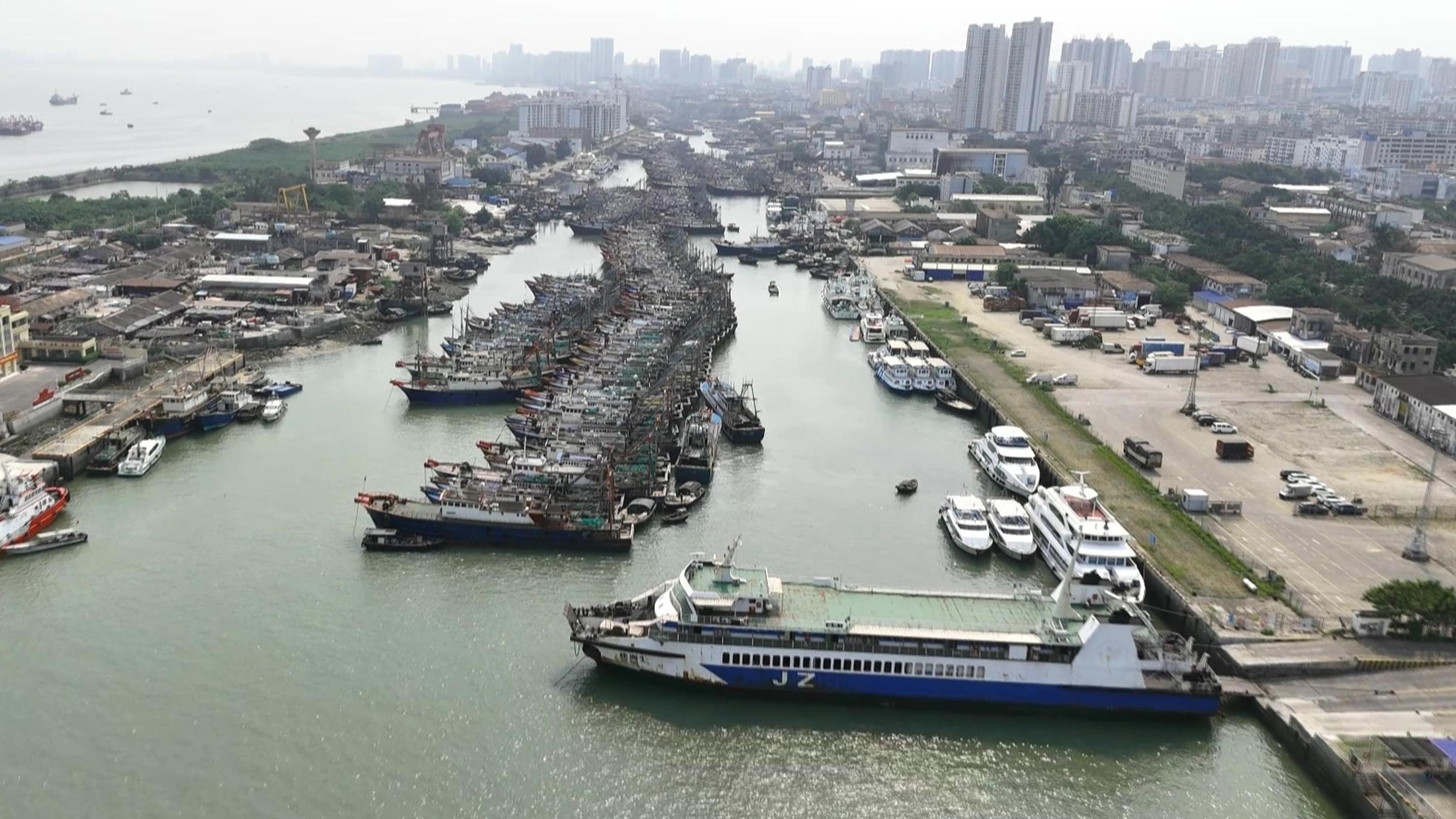 南海进入伏季休渔期 广西北海渔船返港渔民封存渔网