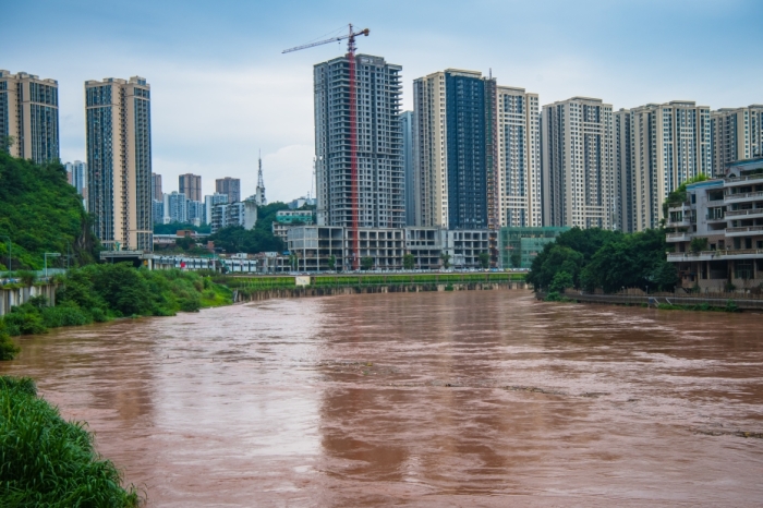 重庆18个区县出现暴雨 发布今年首个洪水红色预警