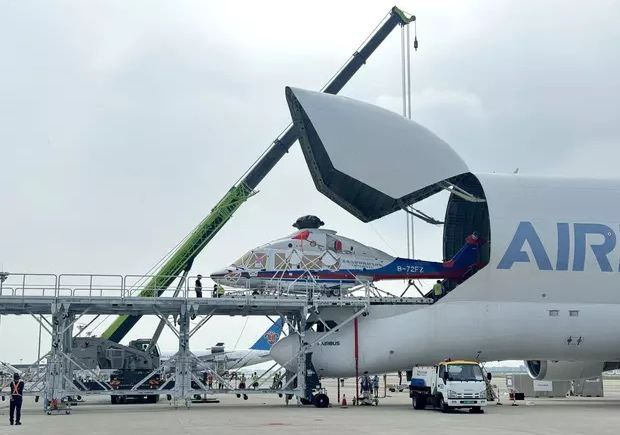 空中巨无霸大白鲸首次飞抵青岛机场