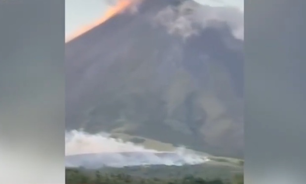 菲律宾马荣火山山脚突发大火