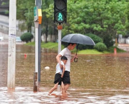 暴雨红色预警连续发布 专家：降水致灾可能性较大