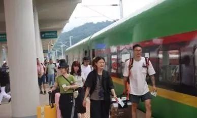 中老铁路带火出国短途游 端午假期运送旅客同比上升逾28%