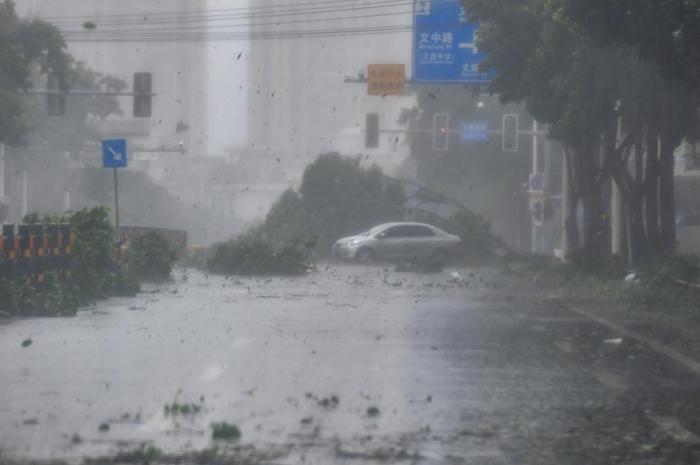 超强台风“摩羯”在海南文昌沿海地区登陆