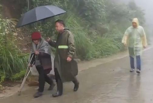 长江中下游强降雨持续 各地全力抢险救灾