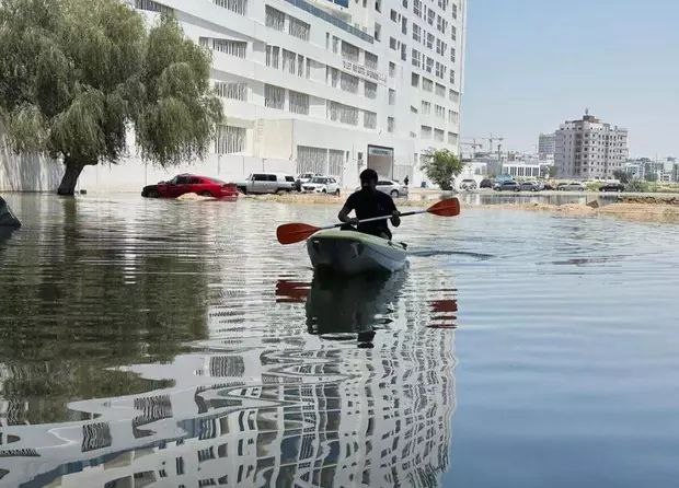 迪拜一住宅楼发生倾斜连夜搬离的住户像地震一样