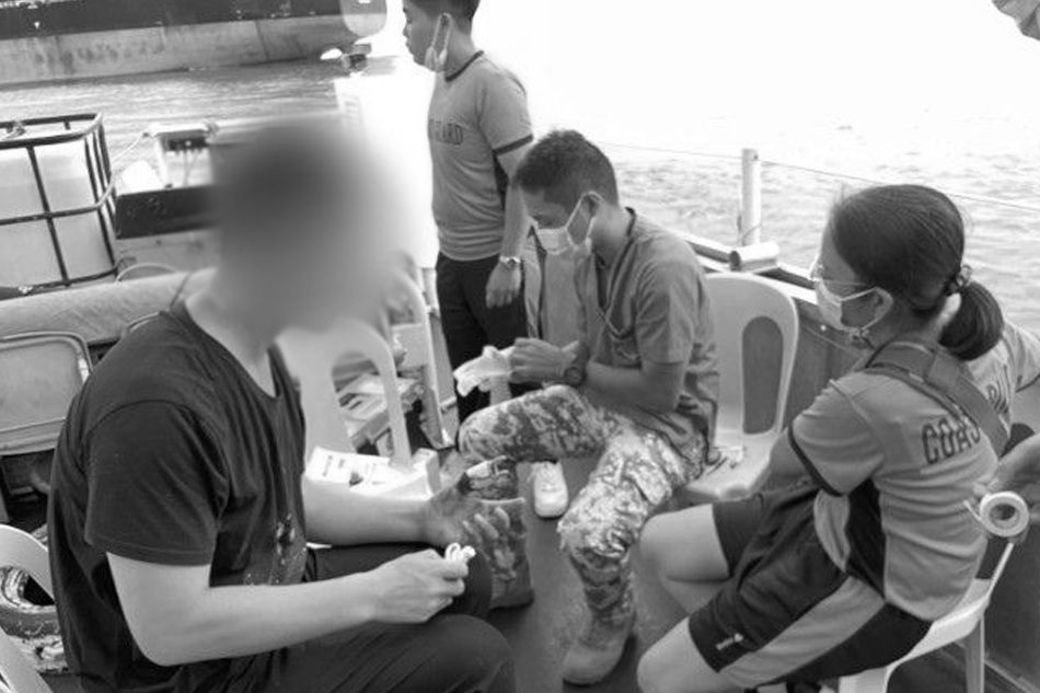 菲律宾海岸警卫队救受伤中国船员