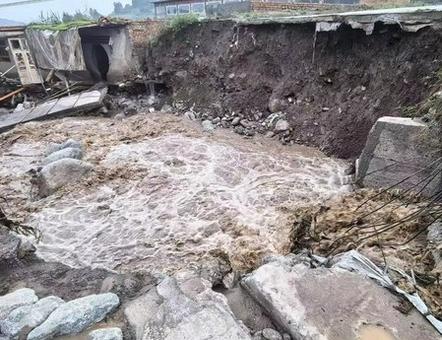 甘肃多地降雨 山洪导致积石山县部分道路桥梁受损