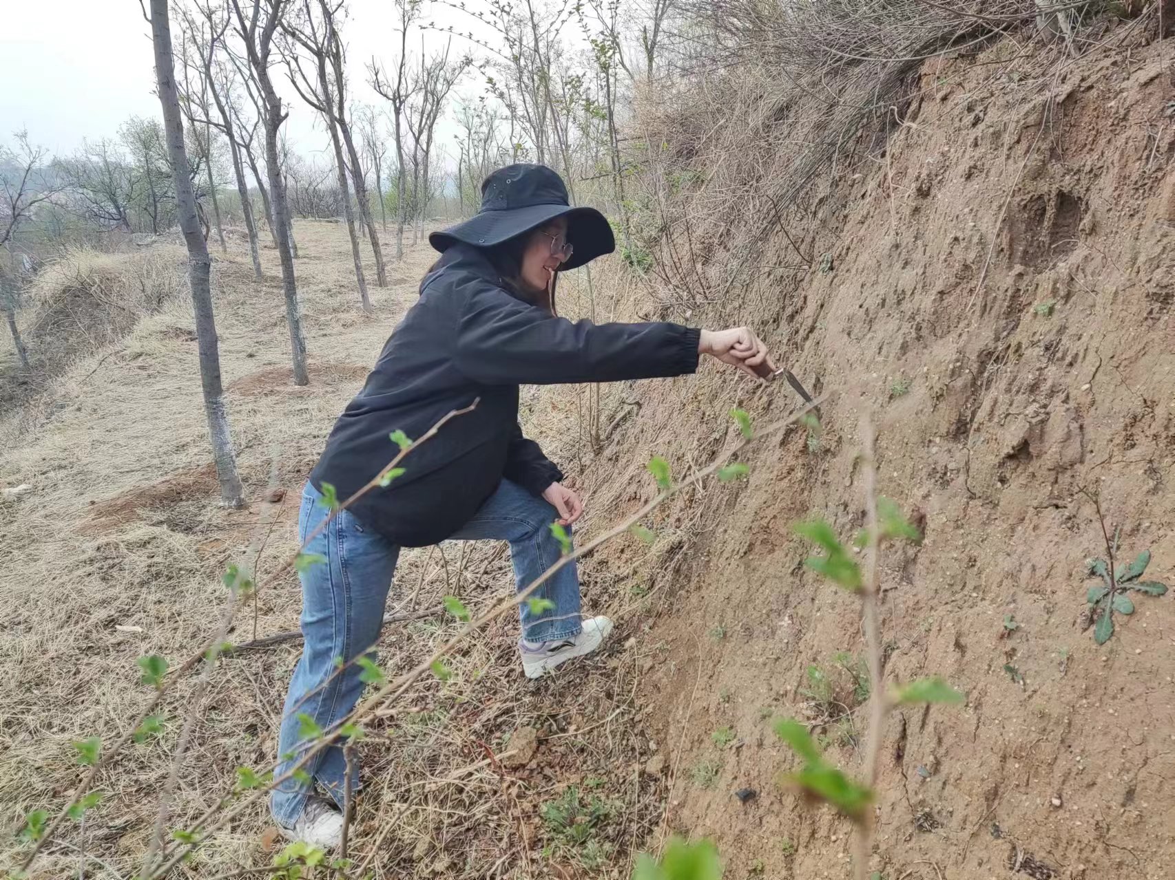 李静仔细清理地层剖面