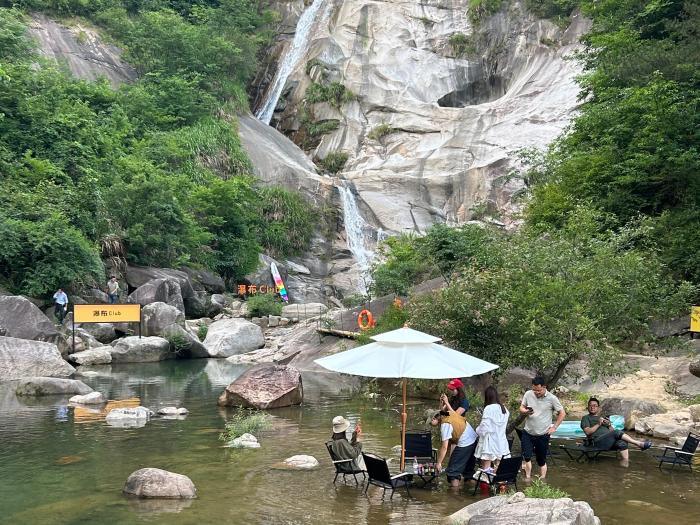 （走进中国乡村）坐瀑布旁品咖啡 大别山清凉文旅火热