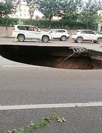 甘肃庆阳一路面塌陷出深坑多方回应暴雨所致