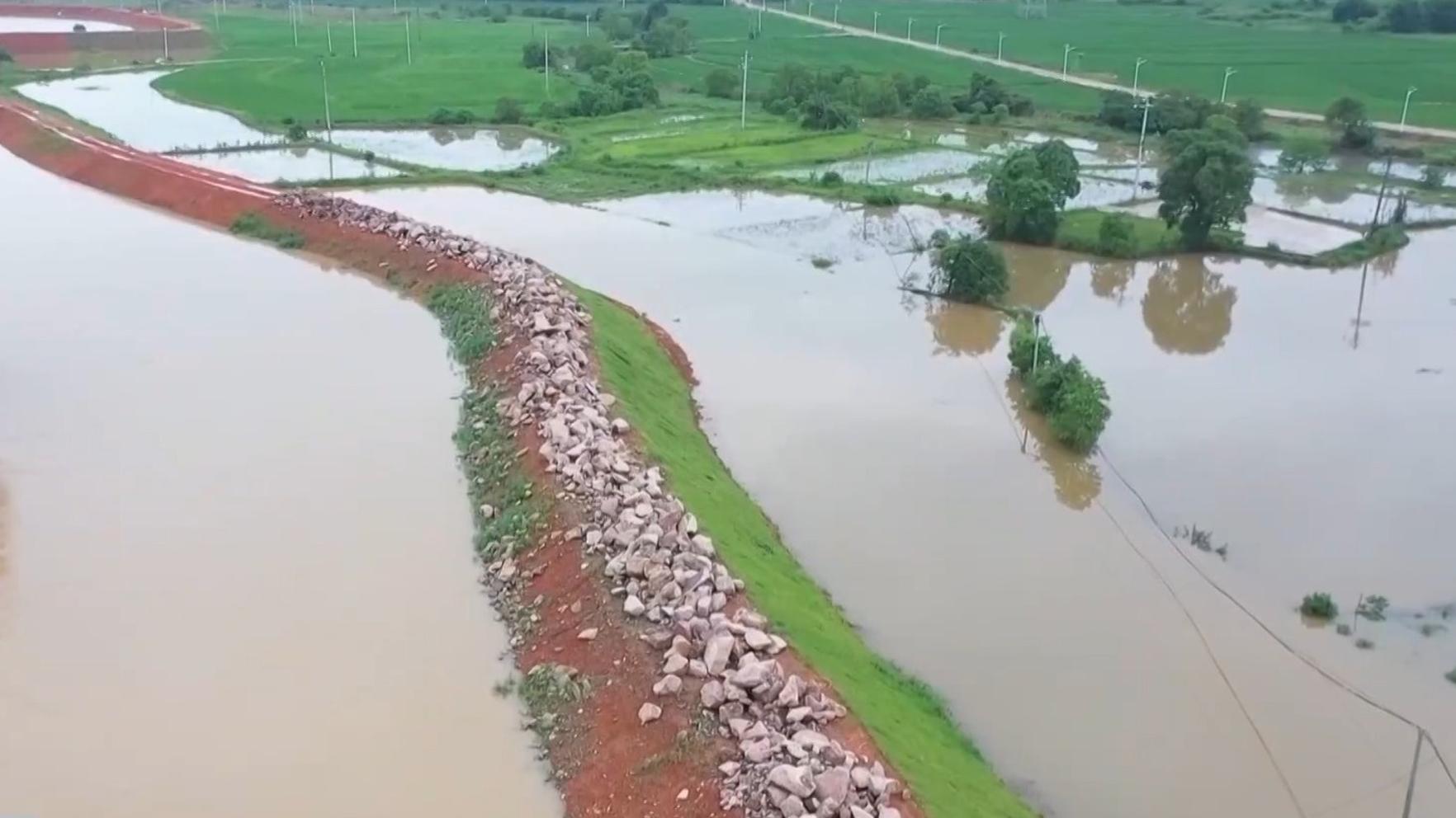 加固堤坝、电力抢修 各地严阵以待应对持续暴雨