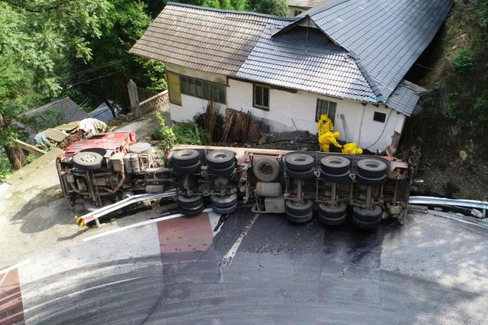 四川青川一运载硫酸罐车侧翻泄漏 沿线河道紧急处置