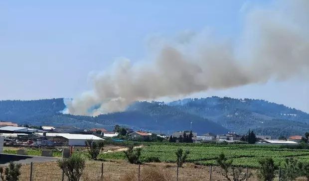 伊朗系全面开火打燃烧弹戈兰高地烧起熊熊大火火海吞噬以军