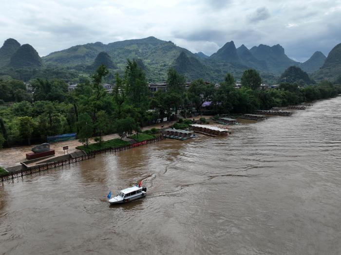 强降雨导致桂林漓江游览排筏一度全线封航