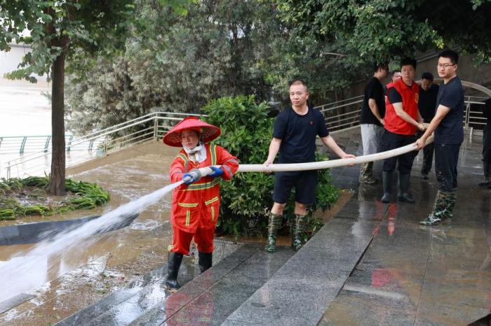 广西防城港市多地发布暴雨红色预警信号