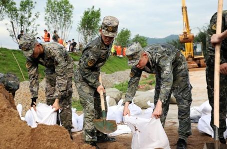 广东多地出现洪涝灾情 部队官兵全力进行抢险救援