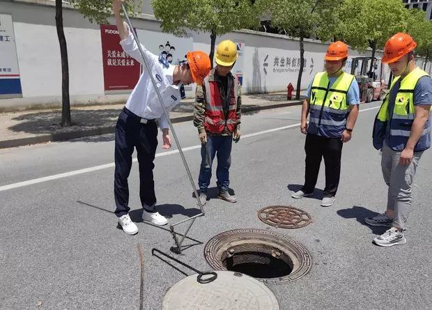 上海一工地将施工泥浆排入市政管网致多处淤积